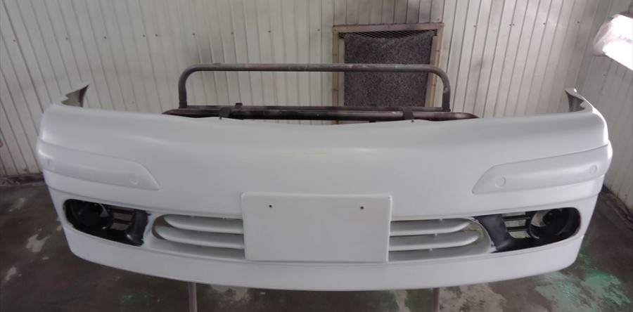 バンパーの塗装作業