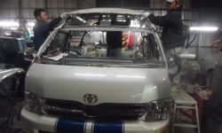 ハイエース(前席の天井を外す)