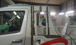 ハイエース(小窓を作製)